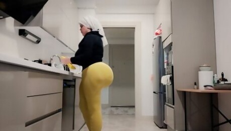 my big ass stepmom caught me watching at her ass