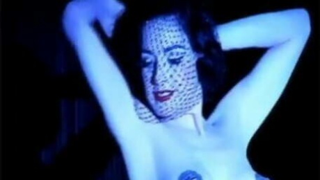 Le Bon Noir - Dita Von Teese Burlesque Strip in the Shower