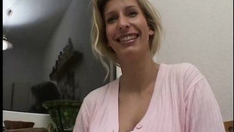 blondine rasiert sich fuer den nachbarn und spielt mit dem dildo