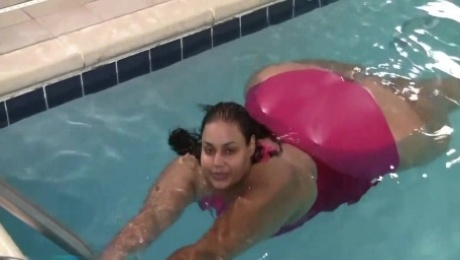 Amateur black bitch swimming in the pool and posing